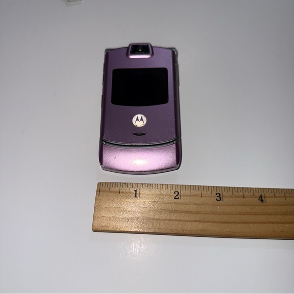 Motorola RAZR V3 Pink-Verizon w/Charger Turns On“UNTESTED” Buy As Is Read Below - Picture 13 of 14